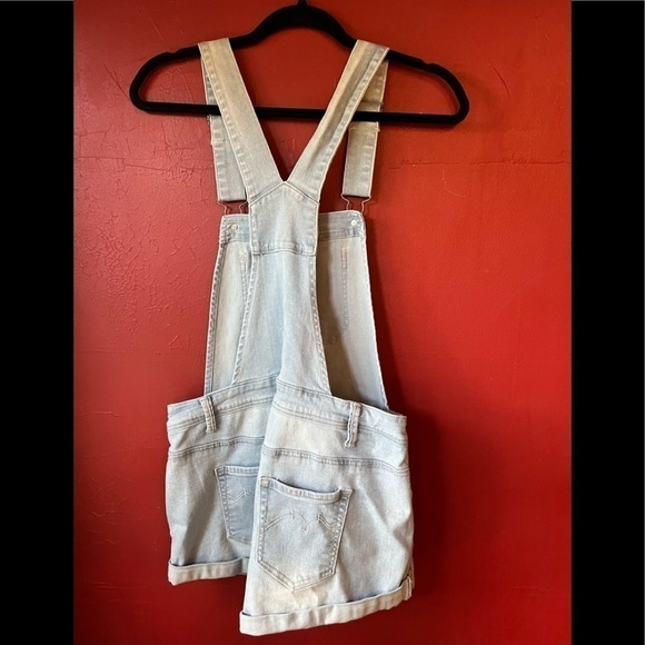 Vevel Women’s Denim Size M Shortalls NWOT - Picture 2 of 8